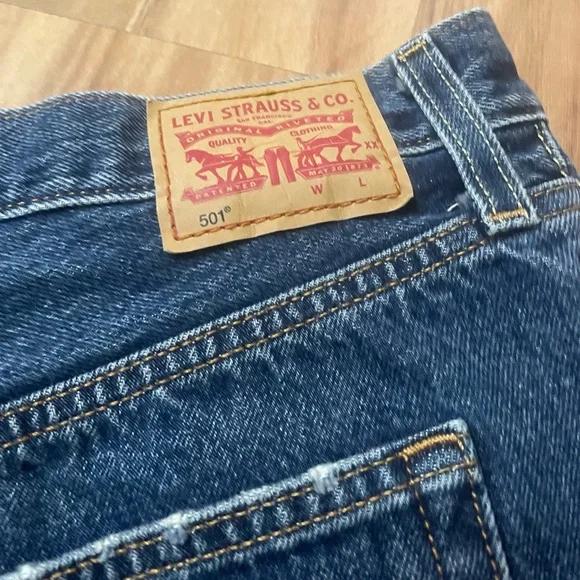 Levi's 501 Original cutoff distressed button fly shorts Sz 32 - Picture 3 of 8